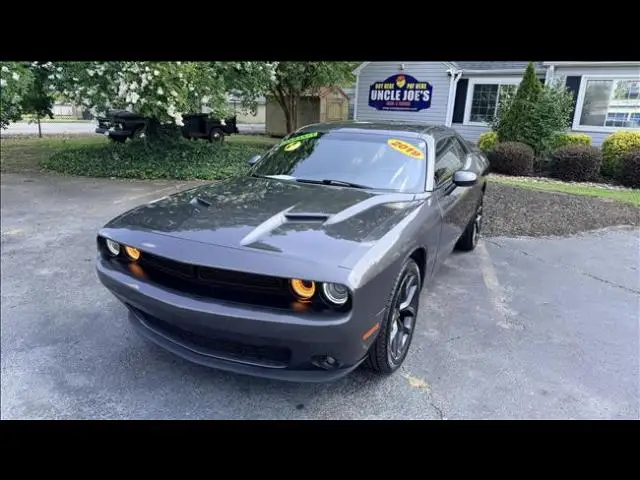 2019 Dodge Challenger SXT Auto photo 1