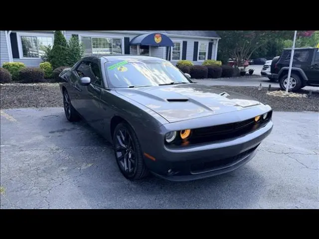 2019 Dodge Challenger SXT Auto photo 3