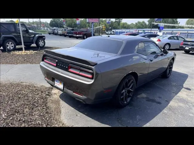2019 Dodge Challenger SXT Auto photo 5