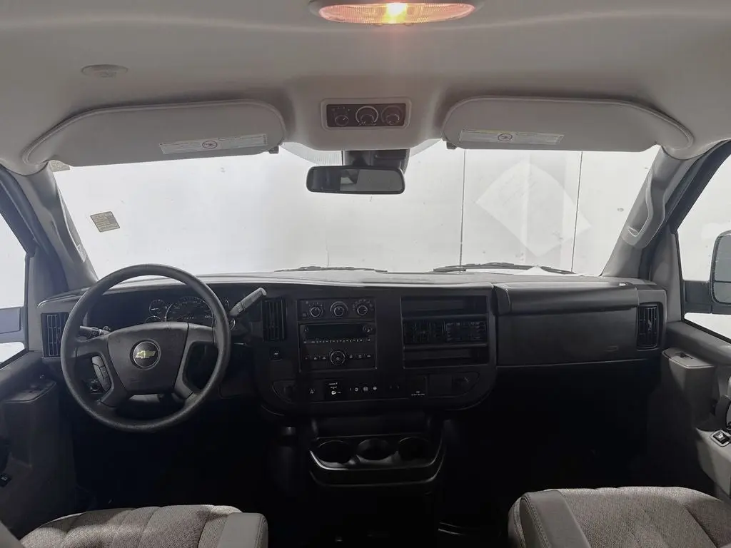 2025 Chevrolet Express 3500 LT Extended photo 3