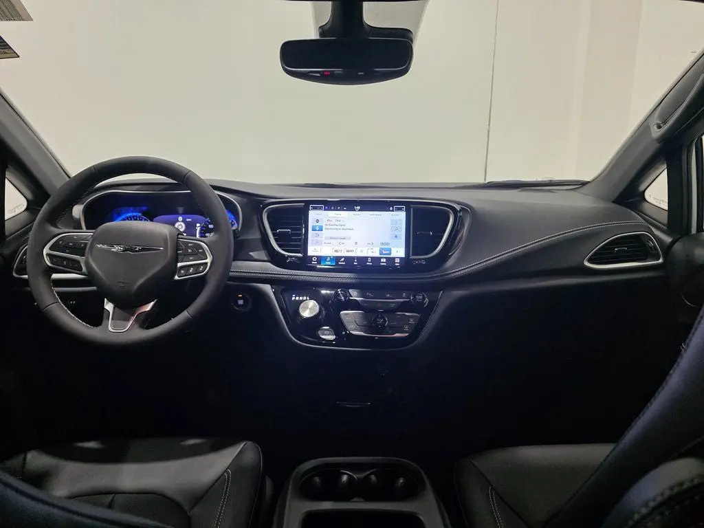 2026 Chrysler Pacifica Select photo 3