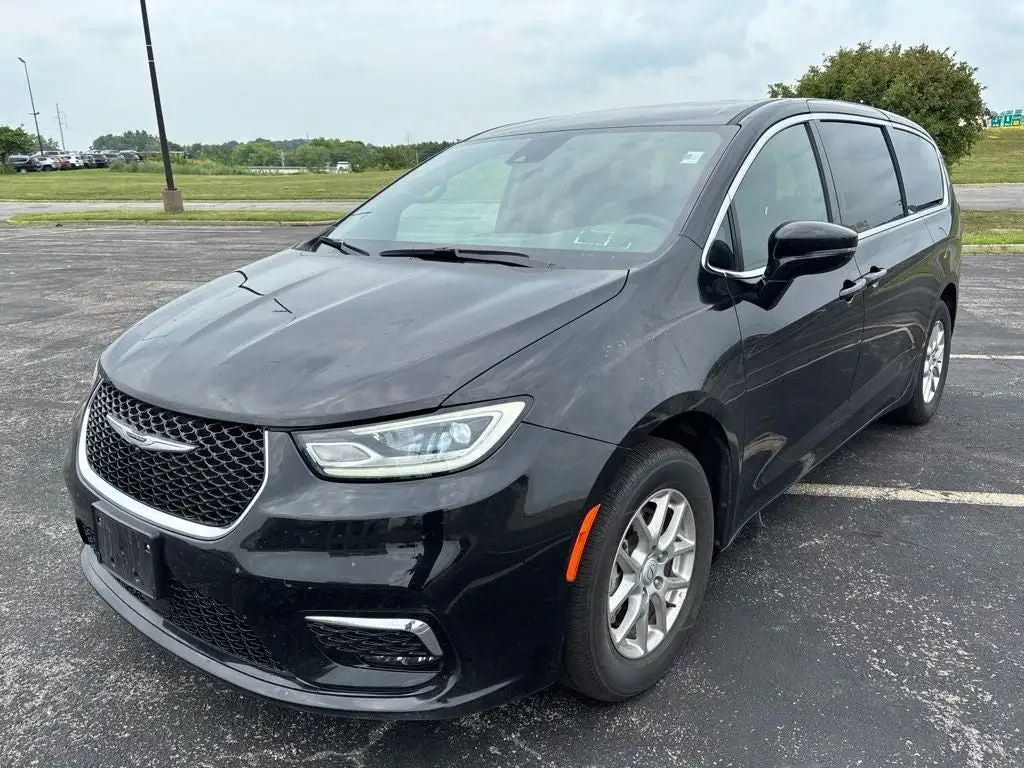 2025 Chrysler Pacifica Select's photo