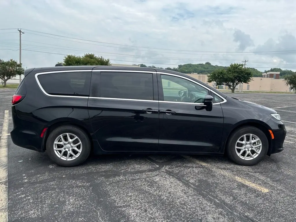 2025 Chrysler Pacifica Select photo 4