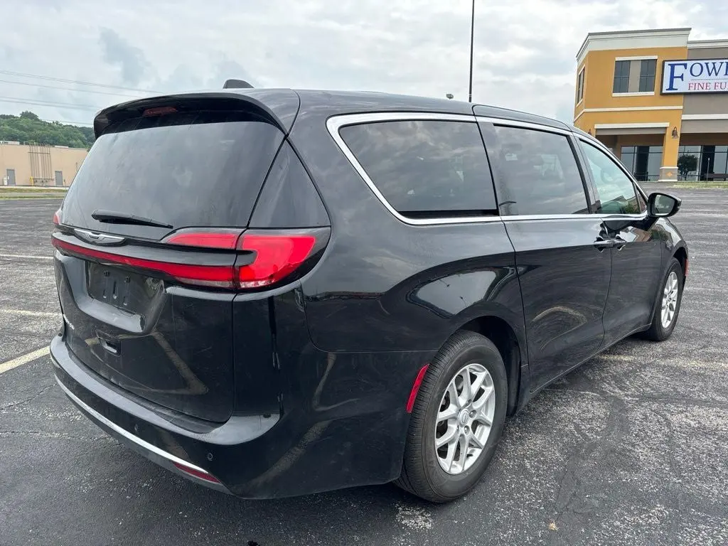 2025 Chrysler Pacifica Select photo 5