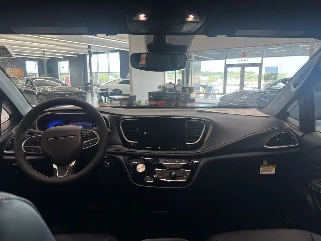 2027 Chrysler Pacifica Select photo 3