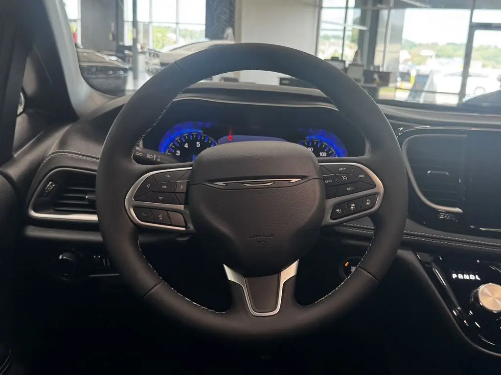 2027 Chrysler Pacifica Select photo 5