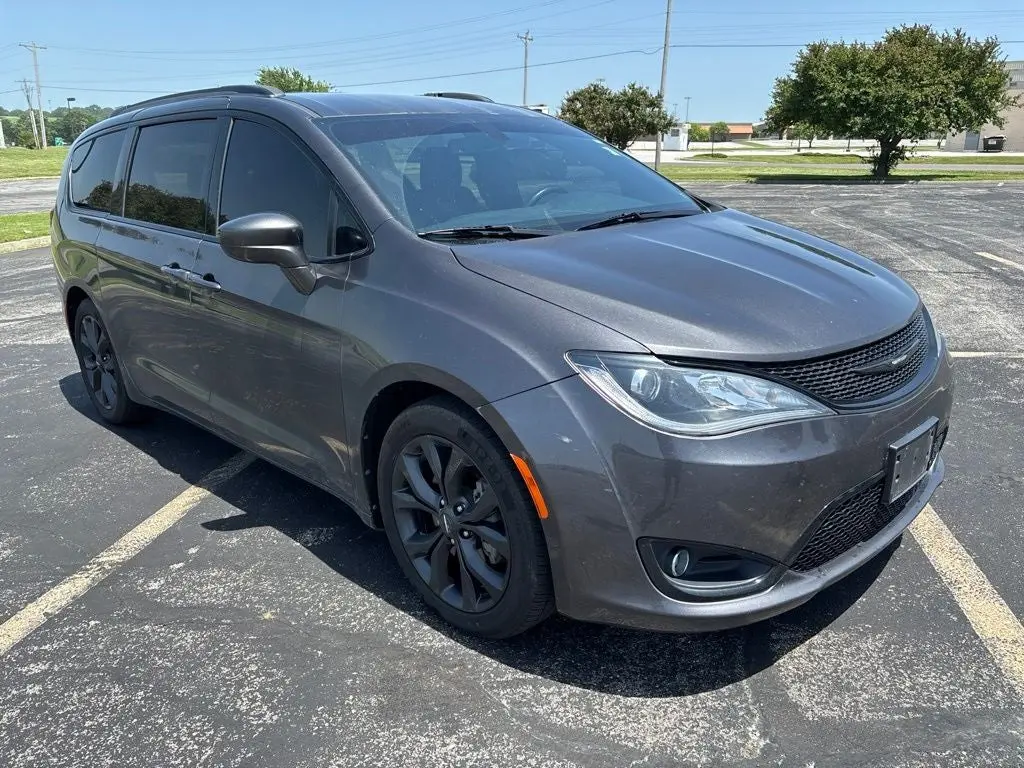 2020 Chrysler Pacifica Touring photo 3