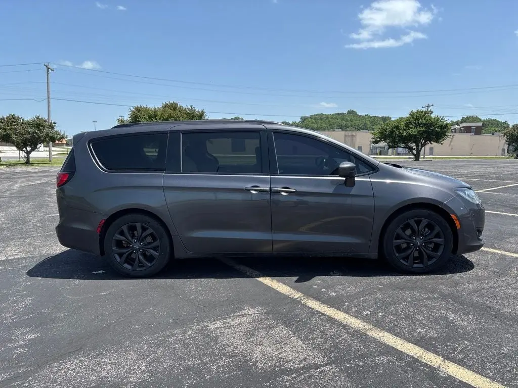 2020 Chrysler Pacifica Touring photo 4