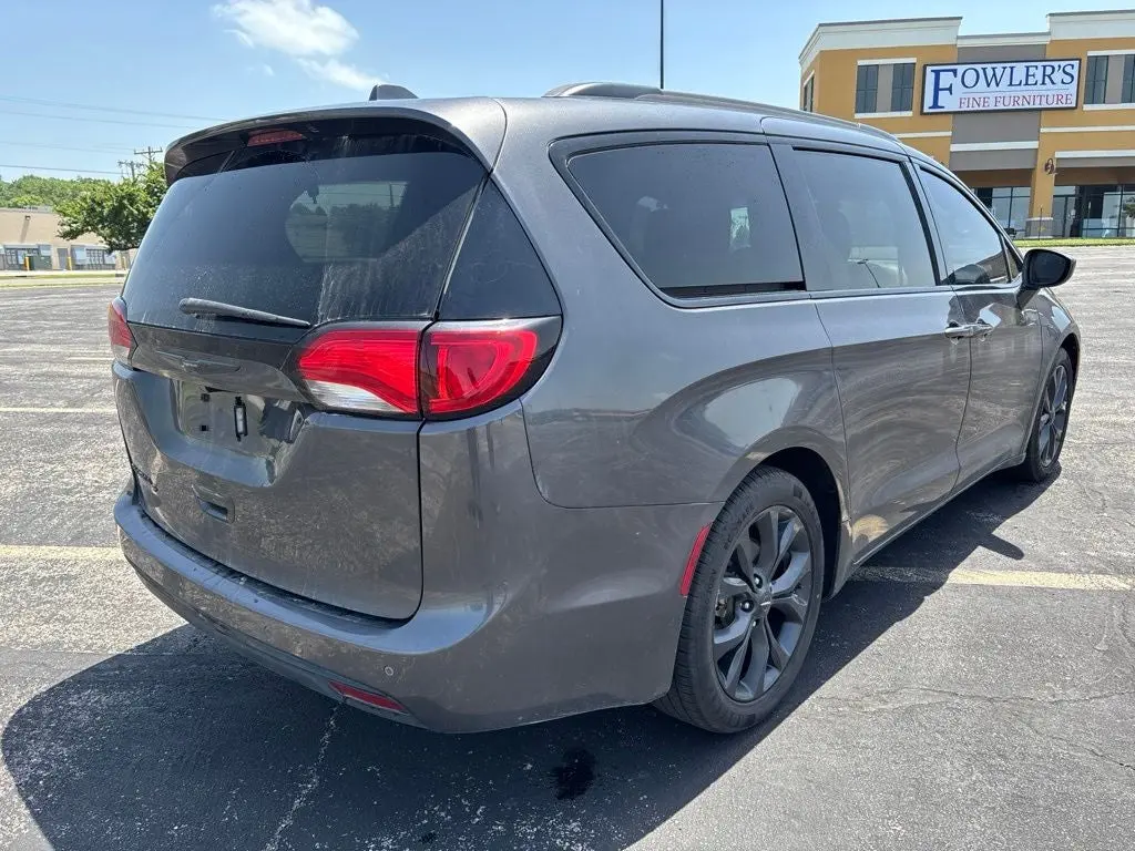 2020 Chrysler Pacifica Touring photo 5