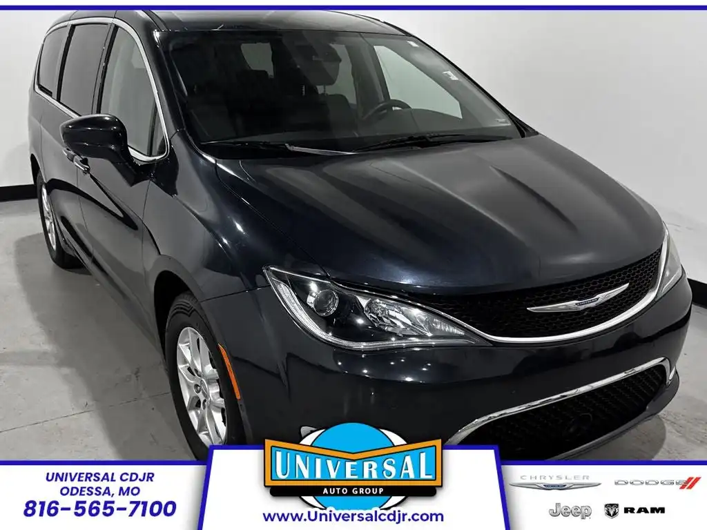 2020 Chrysler Pacifica Touring's photo