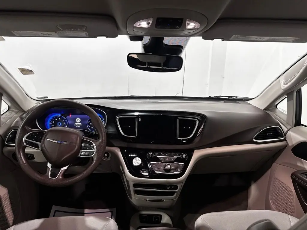 2020 Chrysler Pacifica Touring photo 3