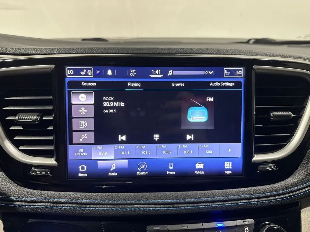 2021 Chrysler Pacifica Touring photo 4