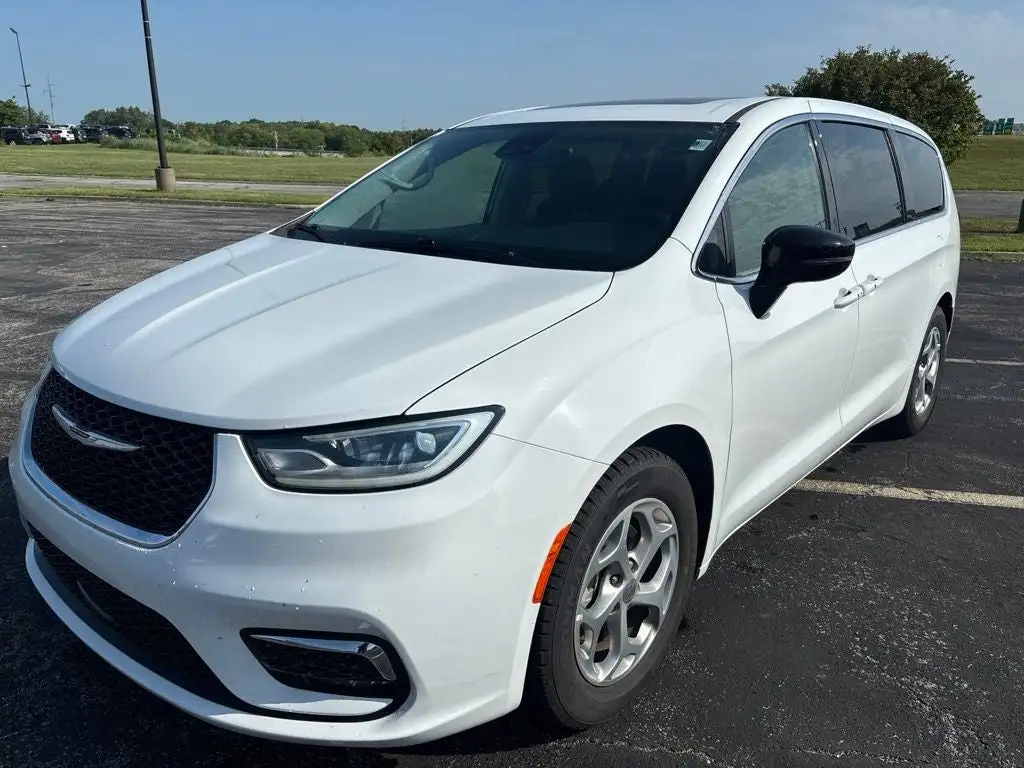 2024 Chrysler Pacifica Limited's photo