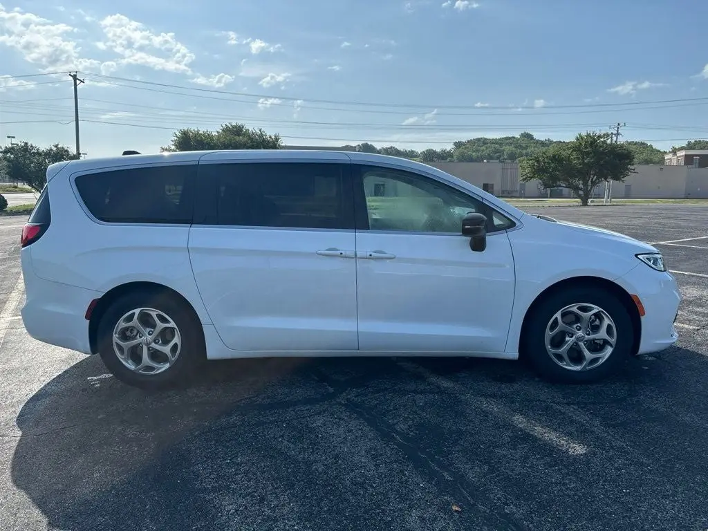 2024 Chrysler Pacifica Limited photo 4