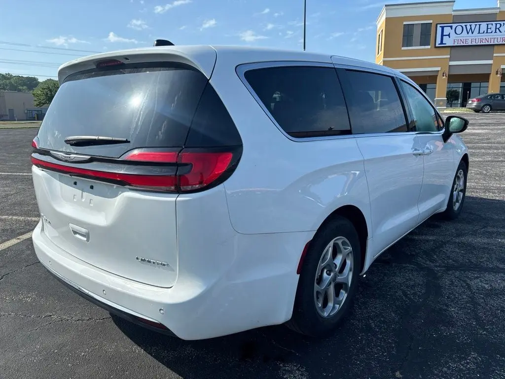 2024 Chrysler Pacifica Limited photo 5
