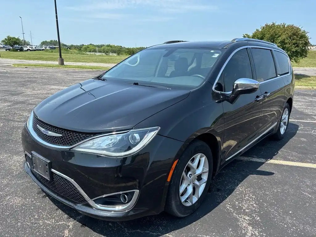 2020 Chrysler Pacifica Limited's photo