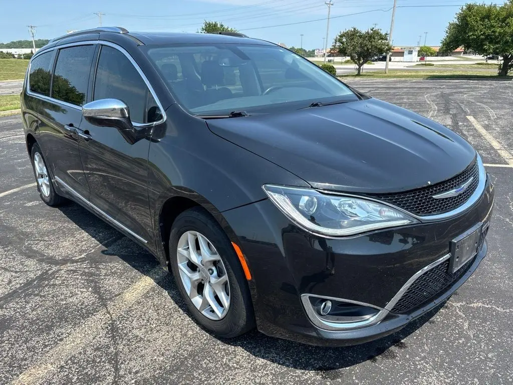 2020 Chrysler Pacifica Limited photo 3