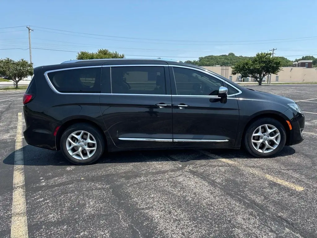 2020 Chrysler Pacifica Limited photo 4
