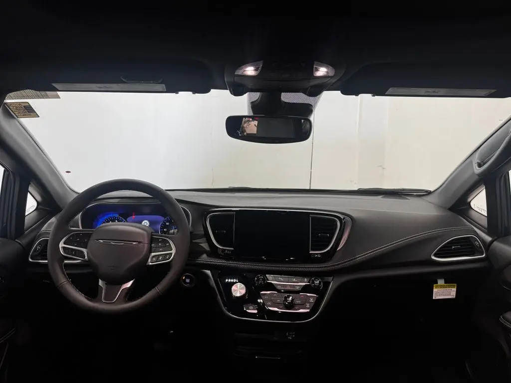2027 Chrysler Pacifica Select AWD photo 3