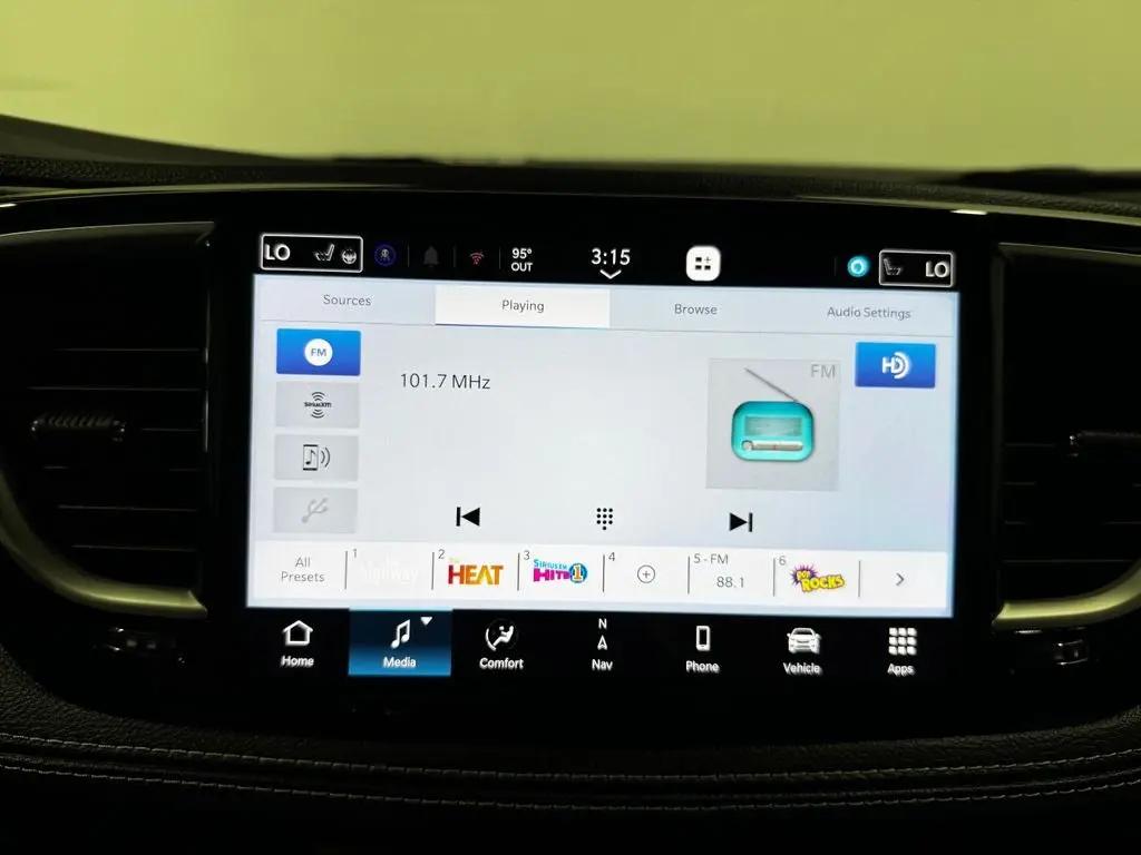 2027 Chrysler Pacifica Select AWD photo 4