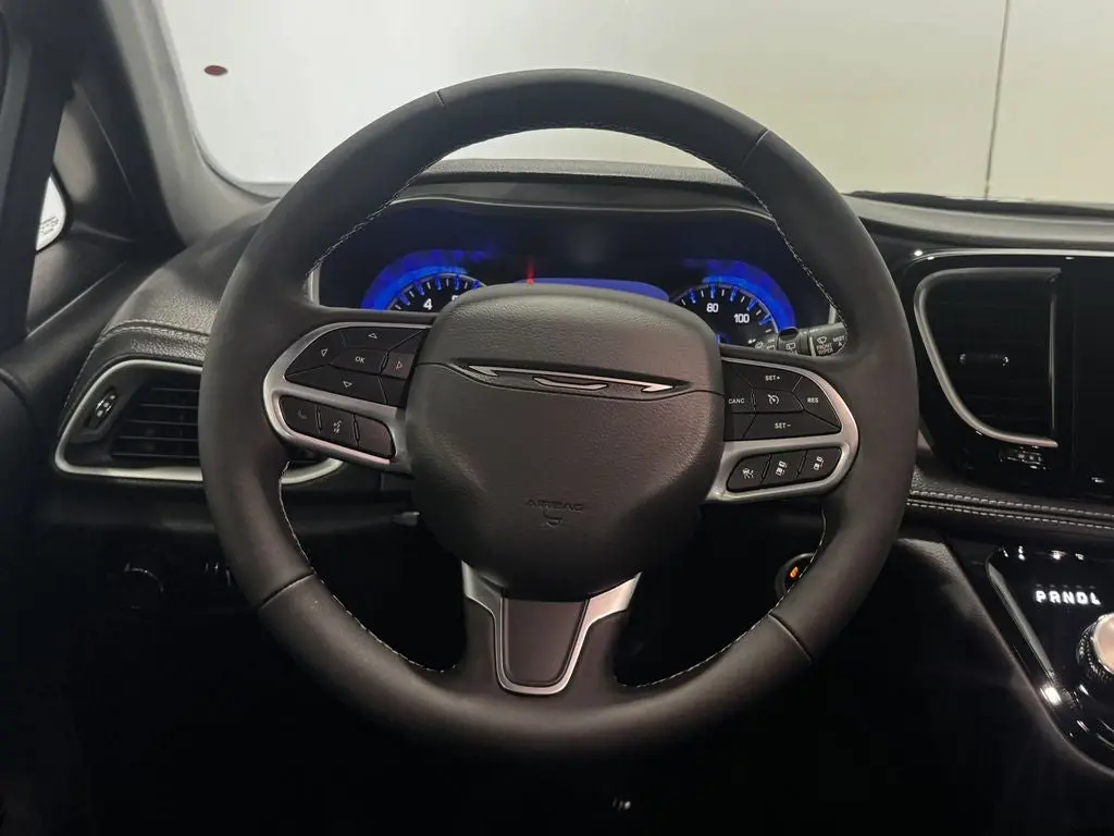 2027 Chrysler Pacifica Select AWD photo 5