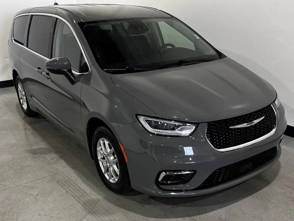 2023 Chrysler Pacifica Touring L photo 1
