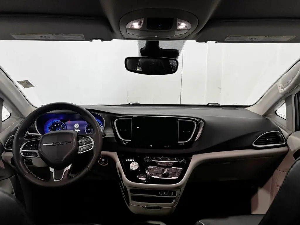 2023 Chrysler Pacifica Touring L photo 3