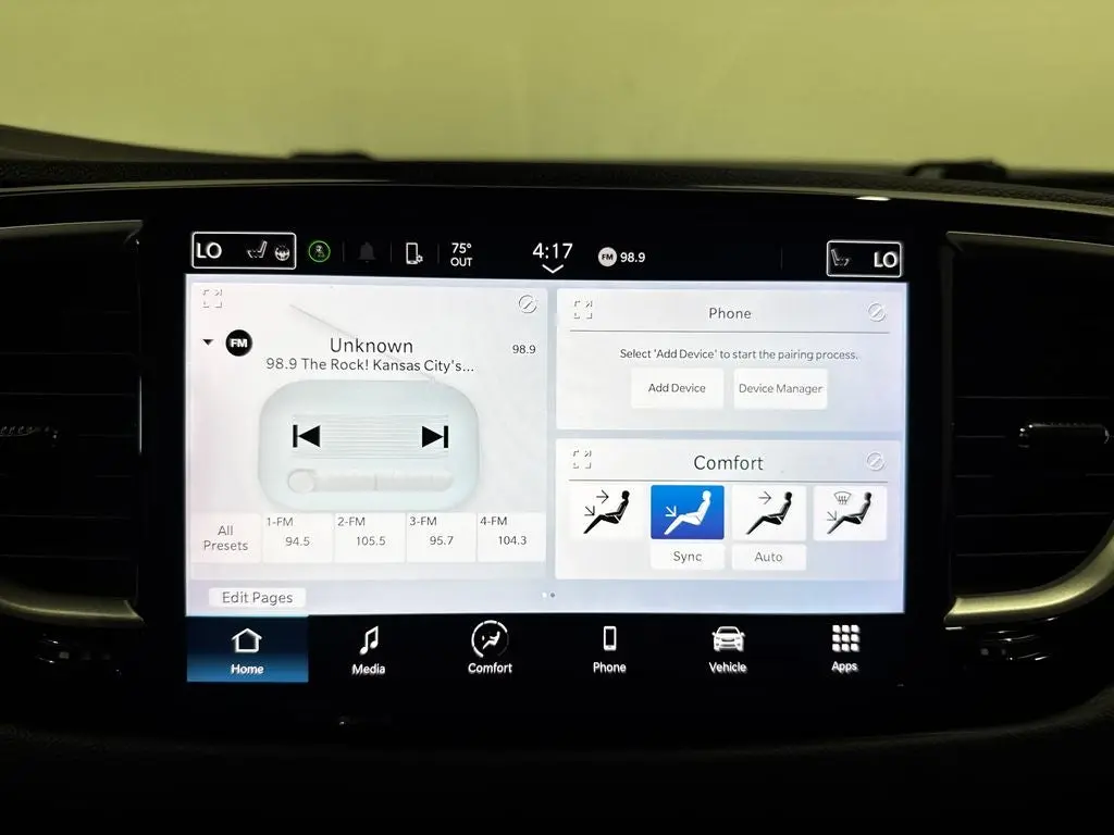 2023 Chrysler Pacifica Touring L photo 4