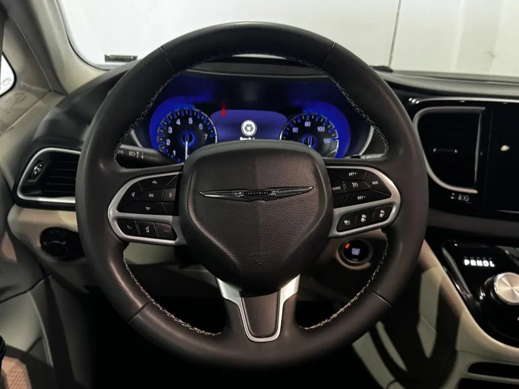 2023 Chrysler Pacifica Touring L photo 5