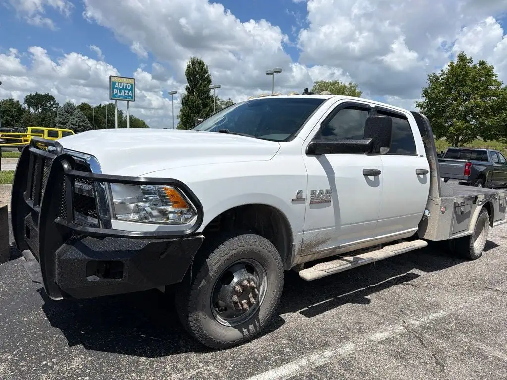 2017 RAM 3500 SLT 4X4 Crew Cab DRW photo 1