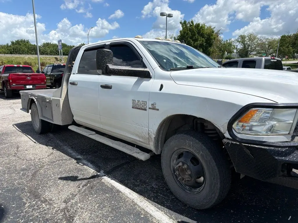 2017 RAM 3500 SLT 4X4 Crew Cab DRW photo 3
