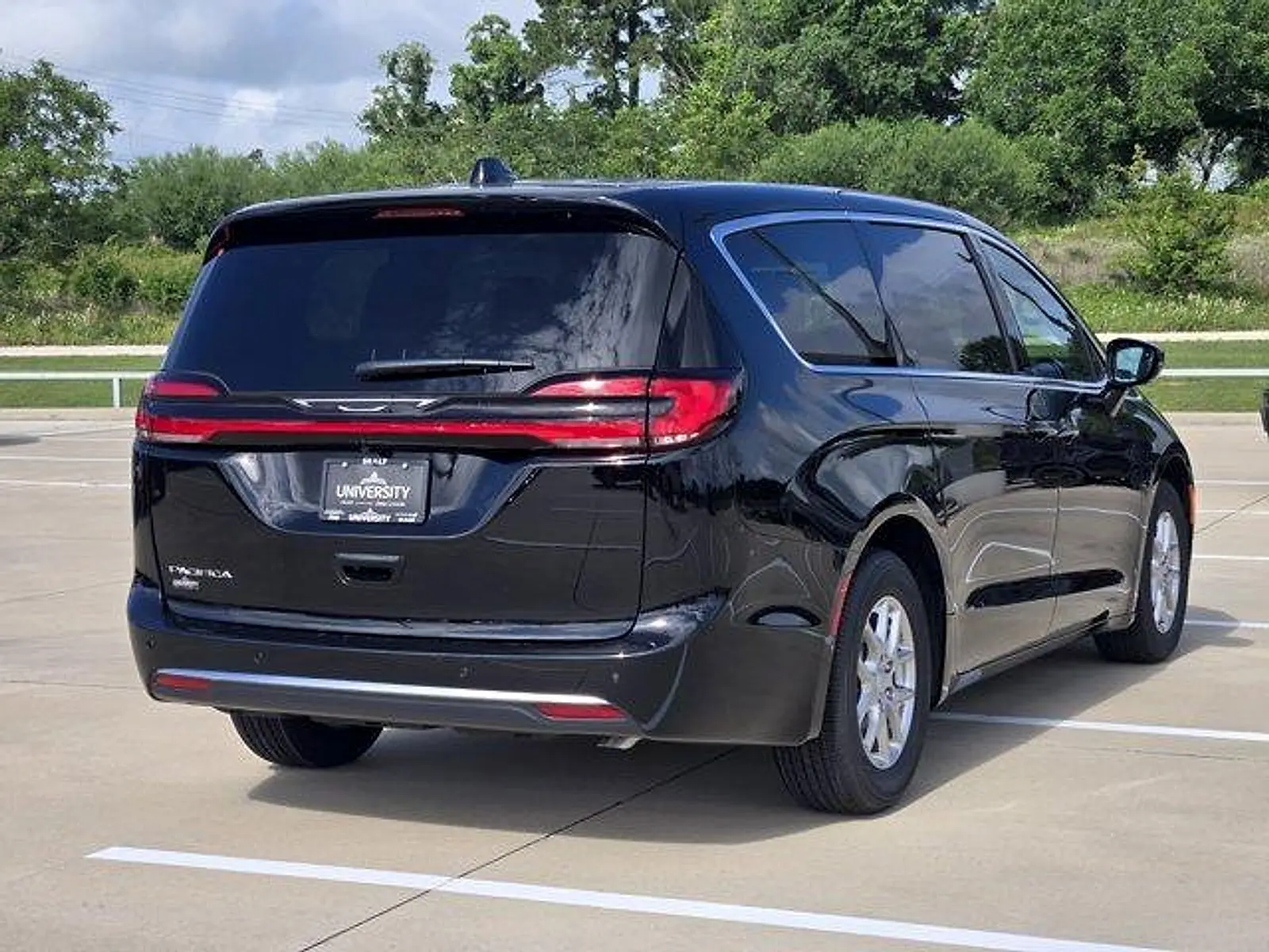 2027 Chrysler Pacifica Select photo 3