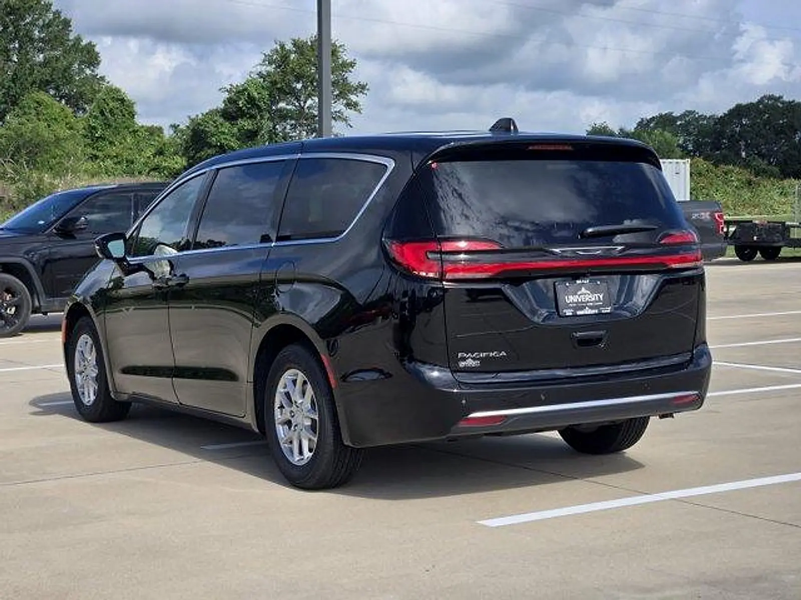 2027 Chrysler Pacifica Select photo 4