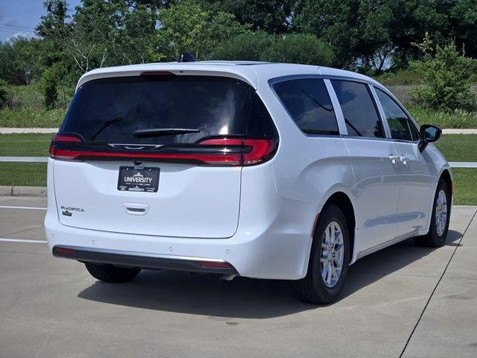 2027 Chrysler Pacifica Select photo 3