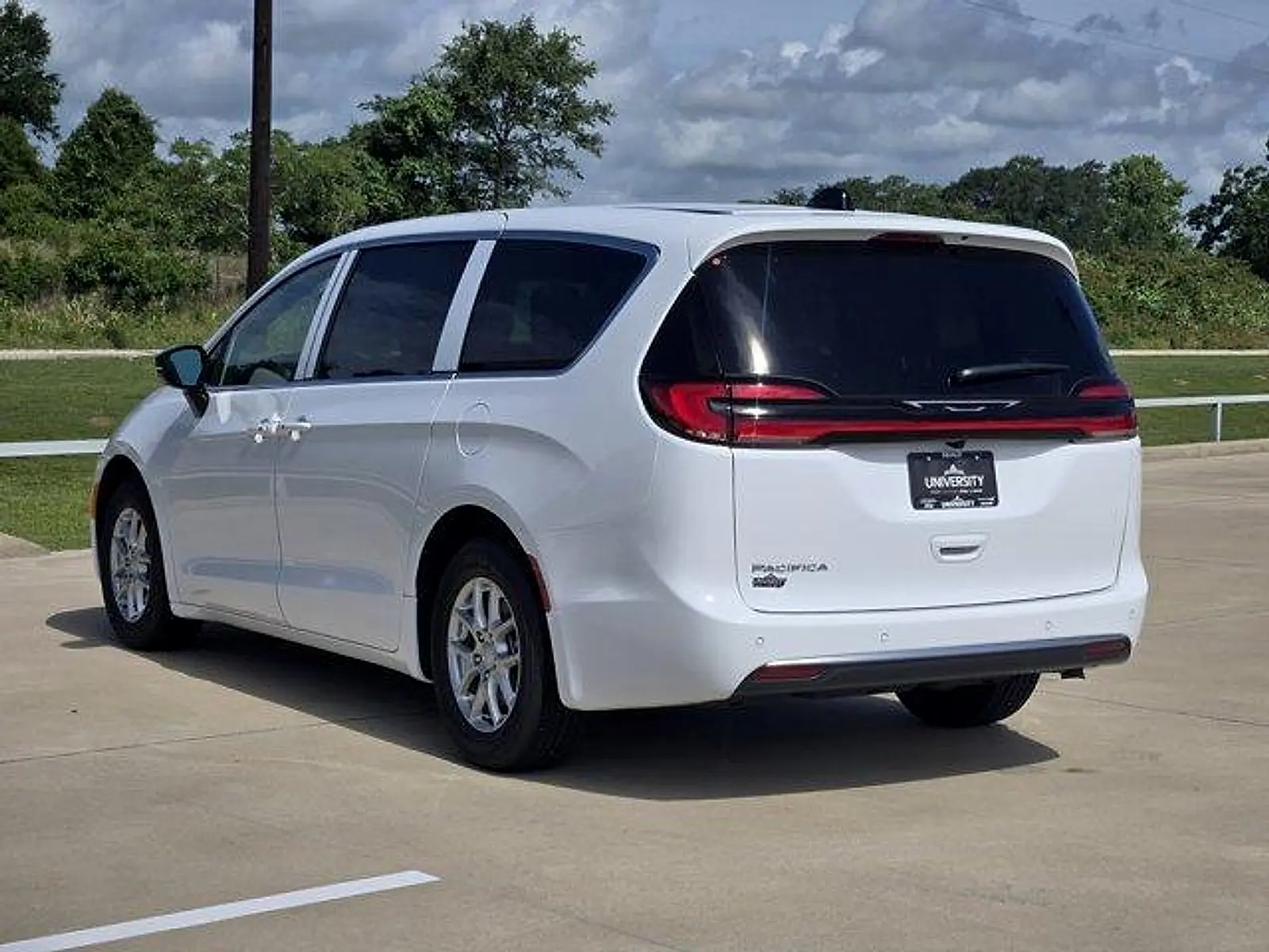 2027 Chrysler Pacifica Select photo 4