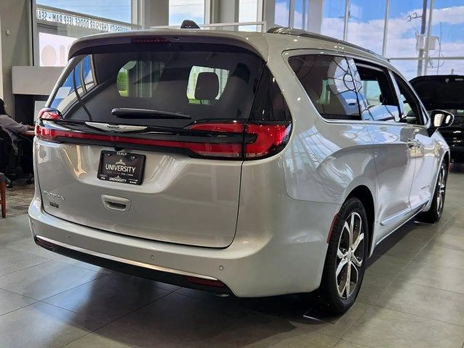 2026 Chrysler Pacifica Pinnacle photo 3
