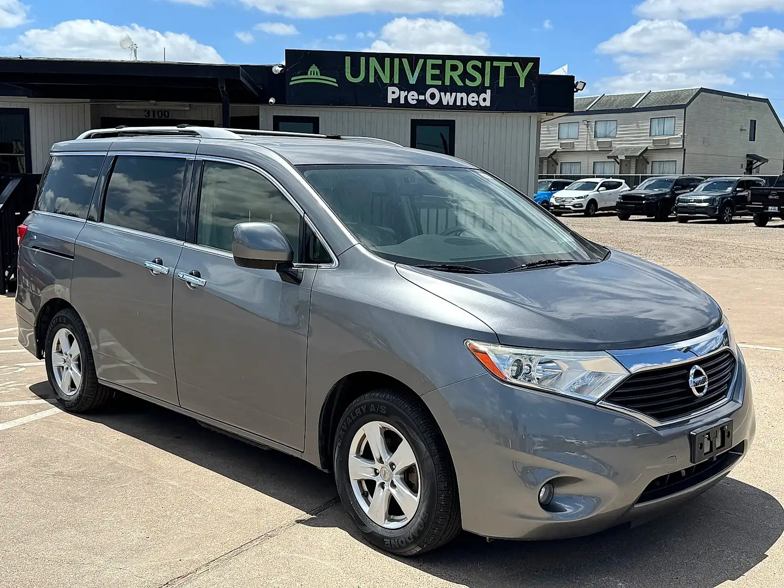 2016 Nissan Quest SV's photo