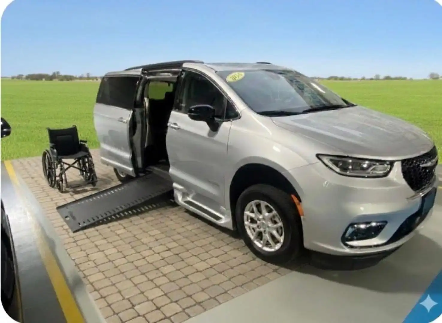 2024 Chrysler Pacifica Touring L's photo