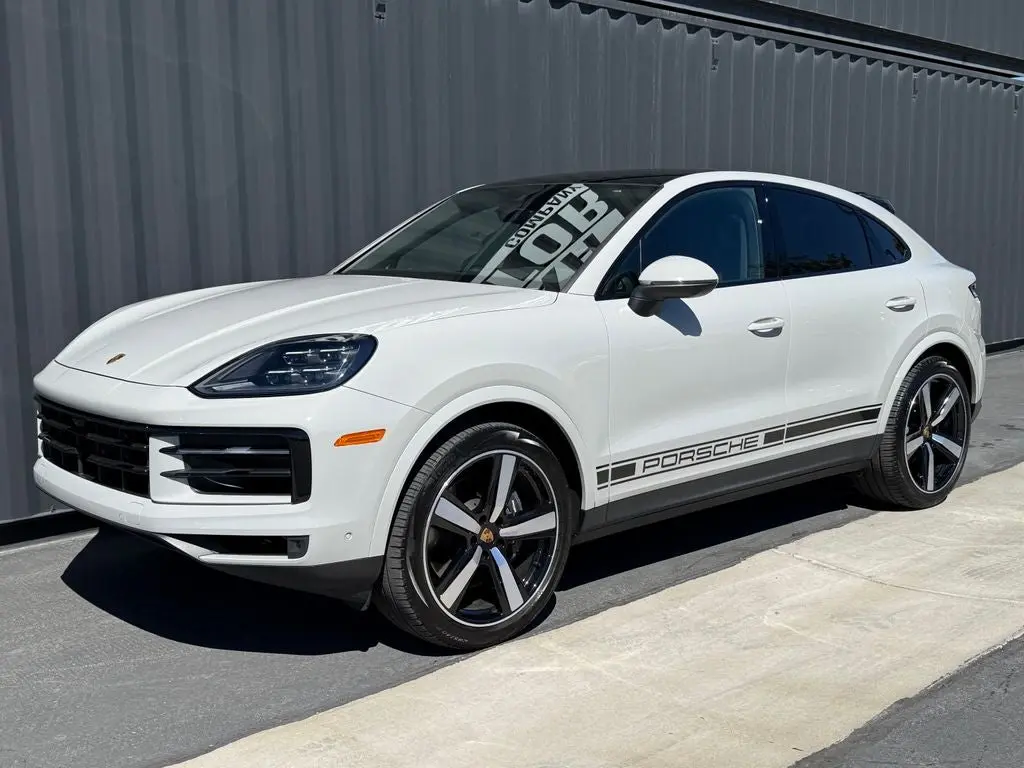 2024 Porsche Cayenne Base photo 3