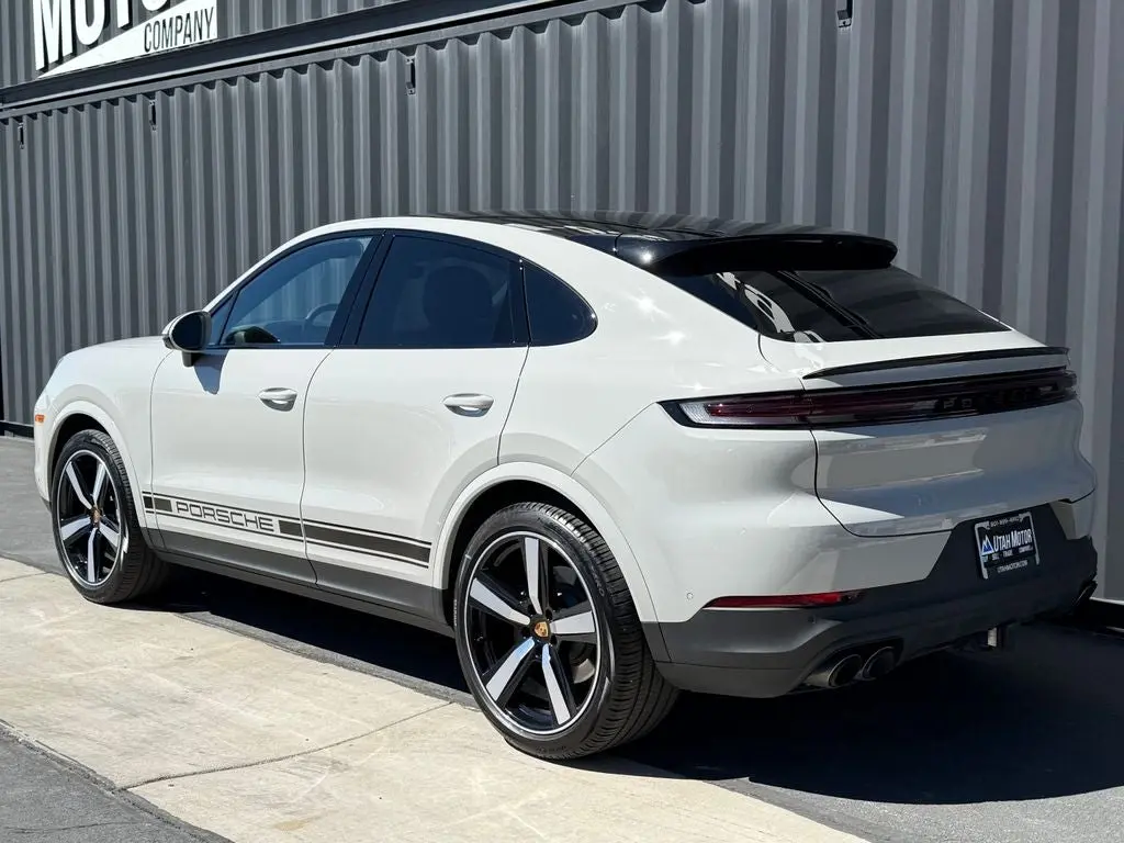 2024 Porsche Cayenne Base photo 5