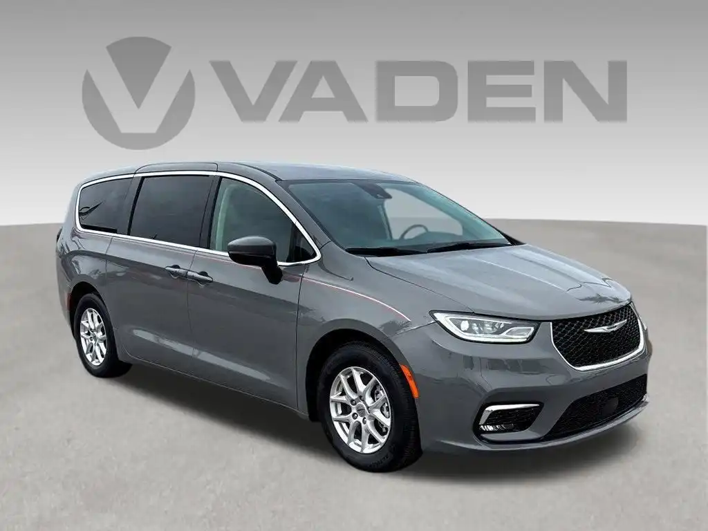 2023 Chrysler Pacifica Touring L's photo