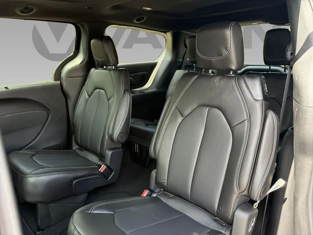 2027 Chrysler Pacifica Select photo 4