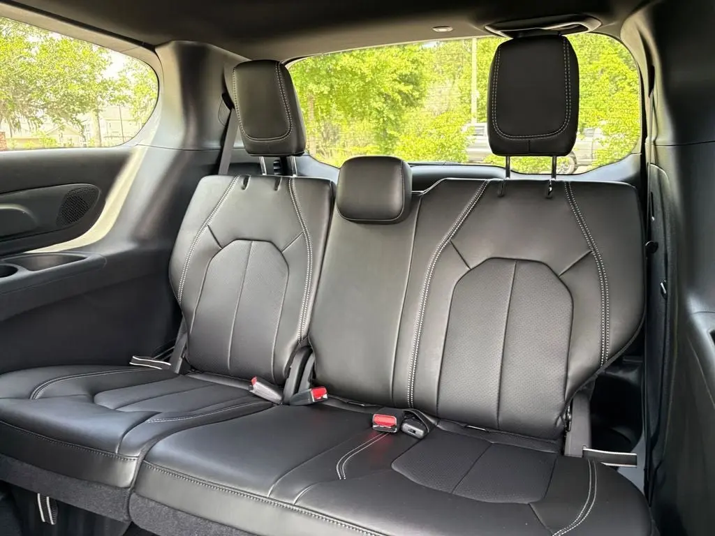 2027 Chrysler Pacifica Select photo 5