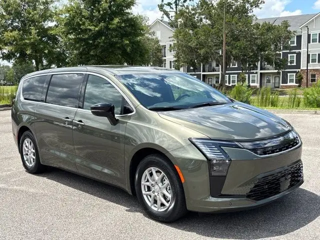 2027 Chrysler Pacifica Select photo 3
