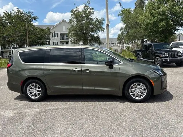 2027 Chrysler Pacifica Select photo 4