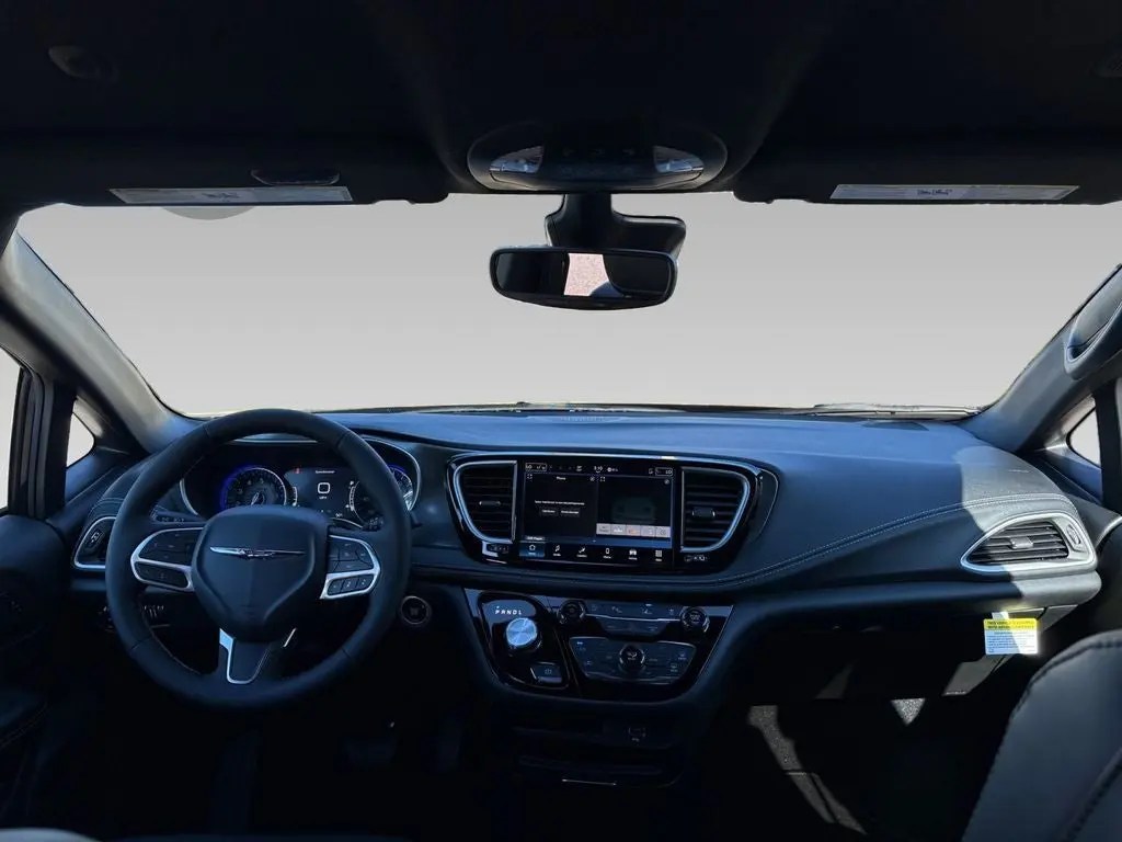 2026 Chrysler Pacifica Select photo 3