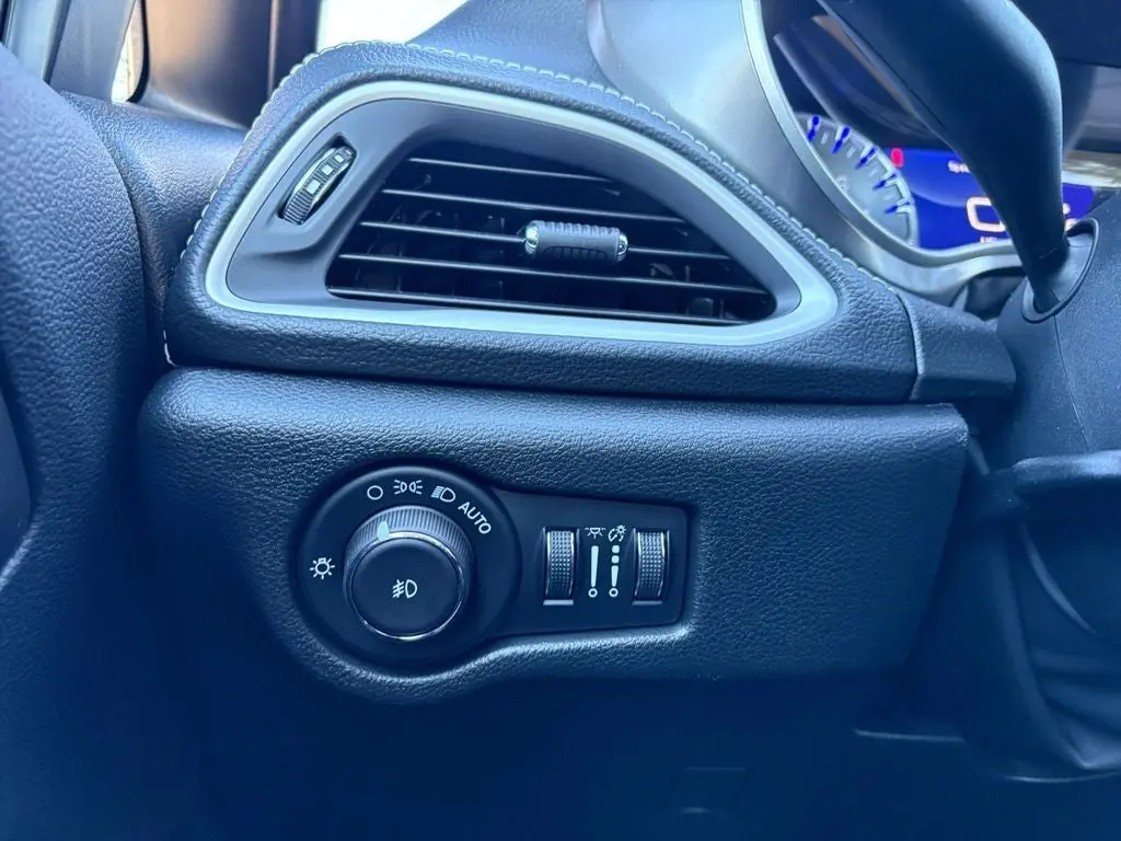 2026 Chrysler Pacifica Select photo 4