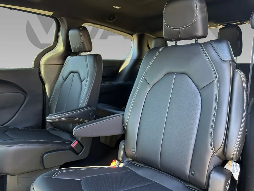 2026 Chrysler Pacifica Select photo 5