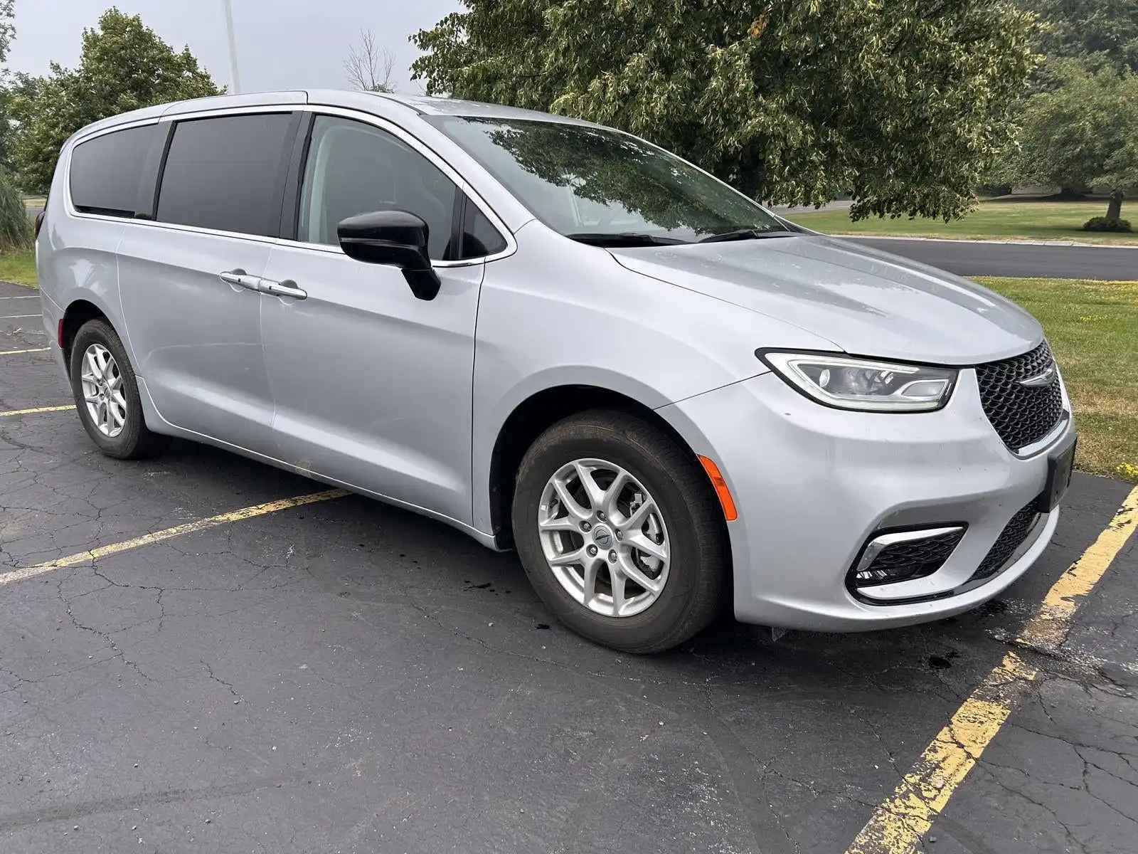 2024 Chrysler Pacifica Touring L's photo