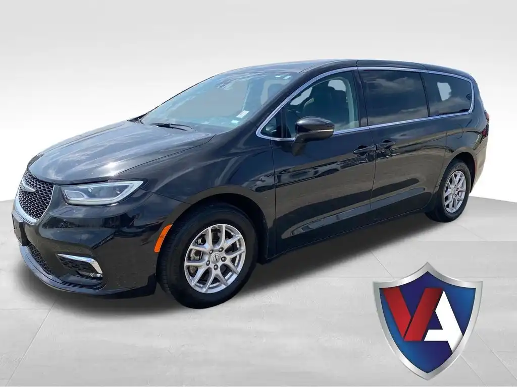 2023 Chrysler Pacifica Touring L's photo